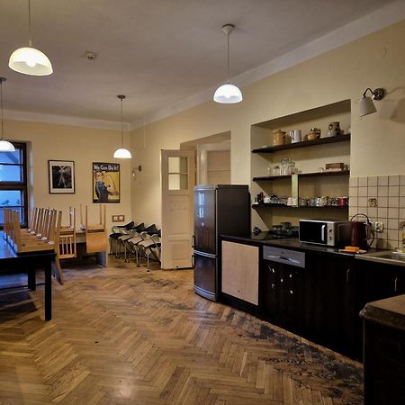 50 People Apartment Cracovie Extérieur photo