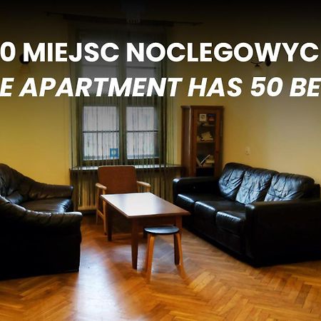 50 People Apartment Cracovie Extérieur photo