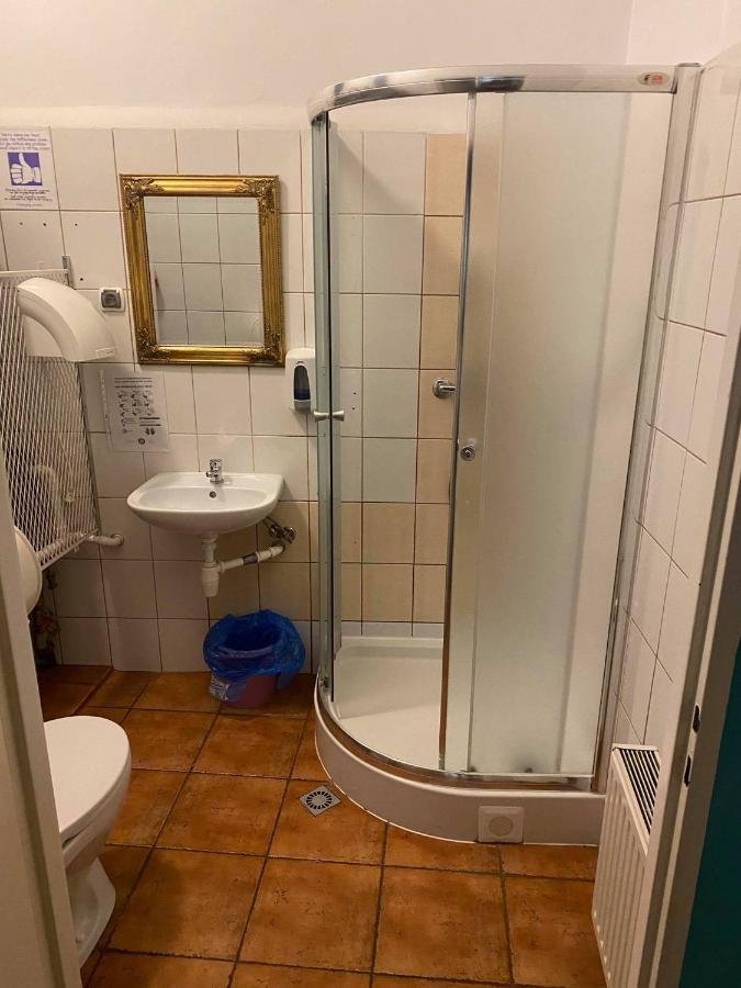 50 People Apartment Cracovie Extérieur photo