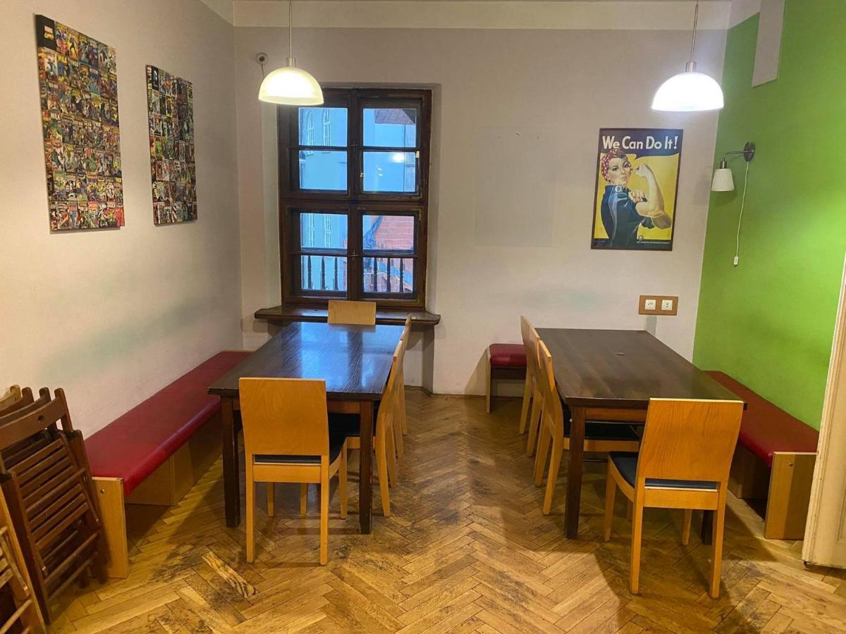 50 People Apartment Cracovie Extérieur photo