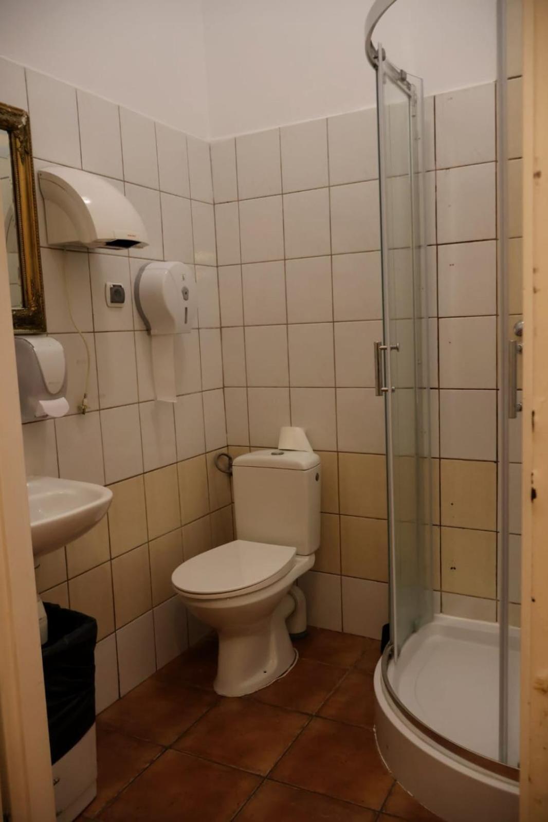 50 People Apartment Cracovie Extérieur photo