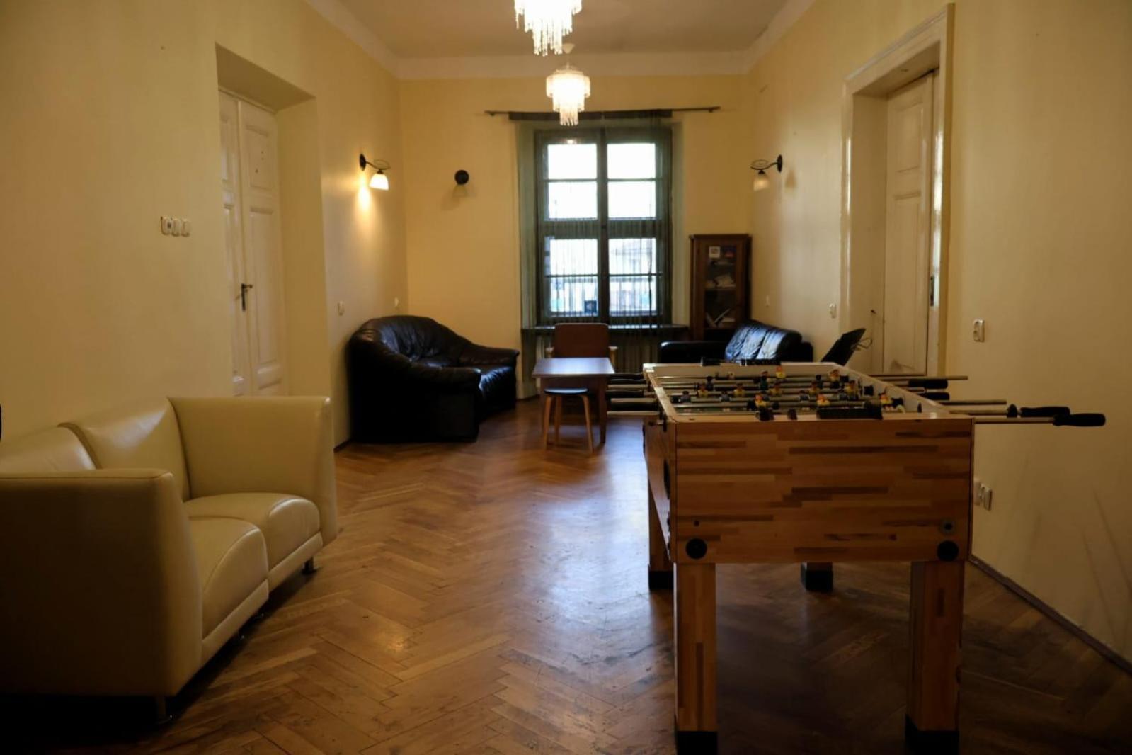 50 People Apartment Cracovie Extérieur photo